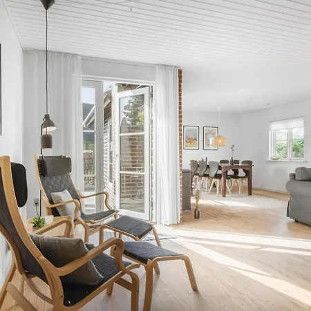 Сasa de vacaciones 3 Bedroom Lovely In *